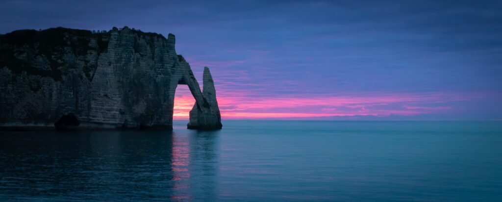 photo artistique falaises Étretat crépuscule mer